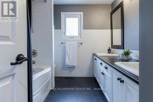 203 Bluebell Crescent, Hamilton, ON - Indoor Photo Showing Bathroom