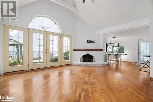 86 Lakeshore Drive, Thornbury, ON - Indoor Photo Showing Living Room With Fireplace