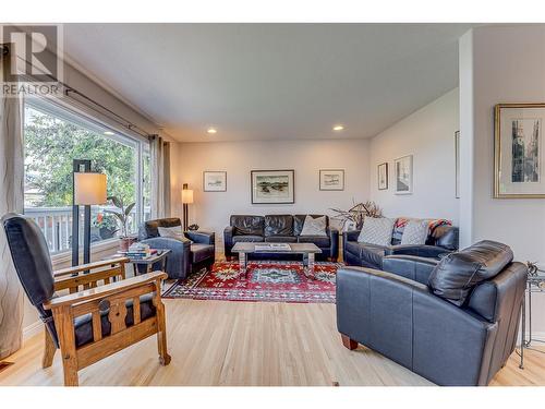 1401 37 Avenue, Vernon, BC - Indoor Photo Showing Living Room