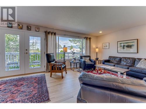 1401 37 Avenue, Vernon, BC - Indoor Photo Showing Living Room