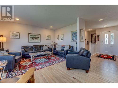 1401 37 Avenue, Vernon, BC - Indoor Photo Showing Living Room