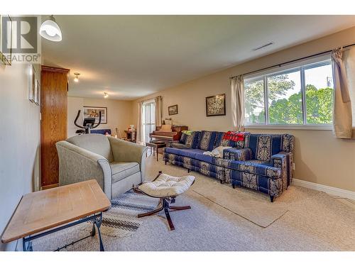 1401 37 Avenue, Vernon, BC - Indoor Photo Showing Living Room