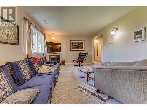 1401 37 Avenue, Vernon, BC - Indoor Photo Showing Living Room