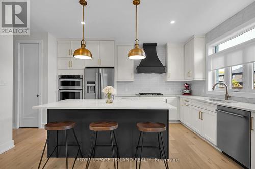 4076 Sugarmaple, London, ON - Indoor Photo Showing Kitchen With Upgraded Kitchen