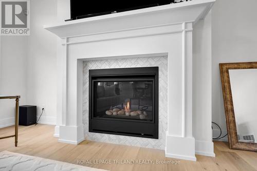 4076 Sugarmaple, London, ON - Indoor Photo Showing Living Room With Fireplace