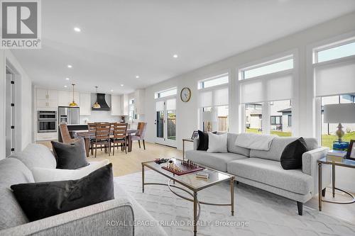 4076 Sugarmaple, London, ON - Indoor Photo Showing Living Room