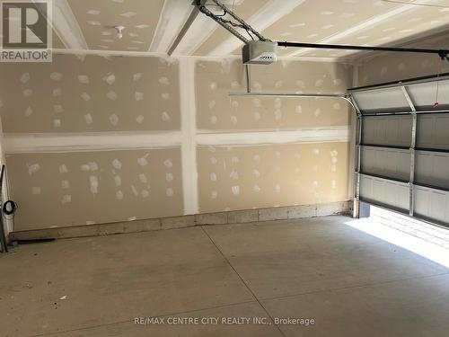 2561 Meadowland Way, London, ON - Indoor Photo Showing Garage