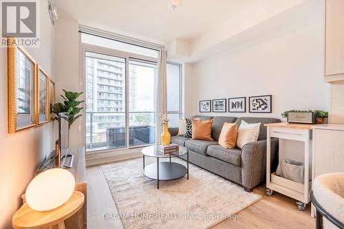 422 - 36 Forest Manor Road, Toronto, ON - Indoor Photo Showing Living Room