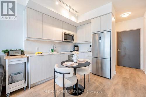 422 - 36 Forest Manor Road, Toronto, ON - Indoor Photo Showing Kitchen