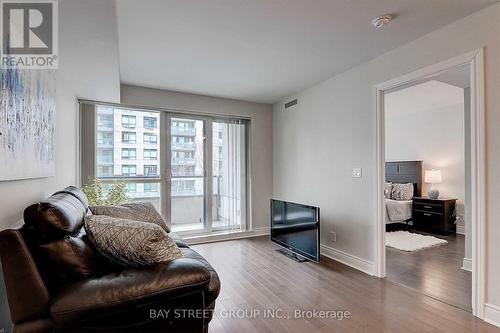 303 - 32 Clegg Road, Markham (Unionville), ON - Indoor Photo Showing Living Room