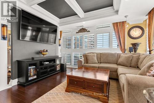 803 - 360 Pearl Street, Burlington, ON - Indoor Photo Showing Living Room