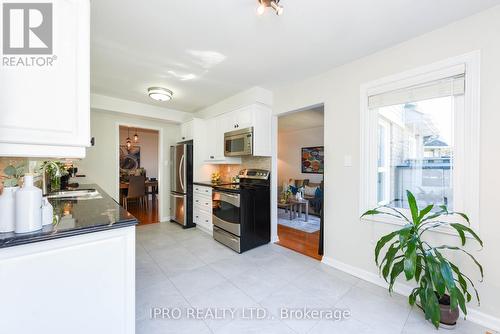 1139 Leewood Drive, Oakville, ON - Indoor Photo Showing Kitchen