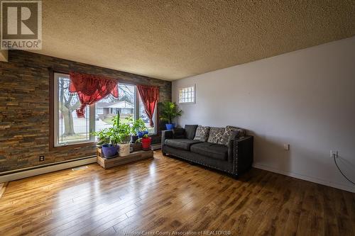 5460 Queen Elizabeth, Windsor, ON - Indoor Photo Showing Living Room