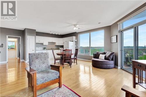 255 Keats Way Unit# 1206, Waterloo, ON - Indoor Photo Showing Living Room