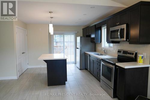 7 Berkshire Drive, St. Catharines, ON - Indoor Photo Showing Kitchen With Double Sink