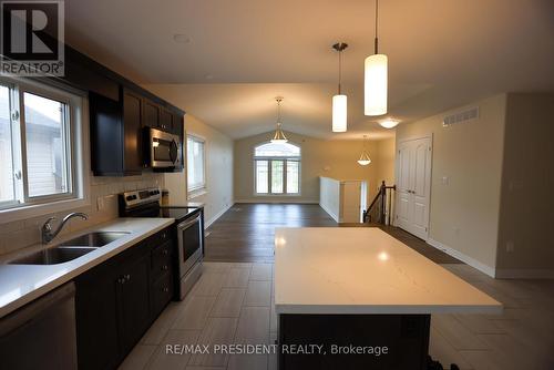 7 Berkshire Drive, St. Catharines, ON - Indoor Photo Showing Kitchen With Double Sink