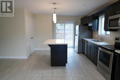 7 Berkshire Drive, St. Catharines, ON - Indoor Photo Showing Kitchen With Double Sink