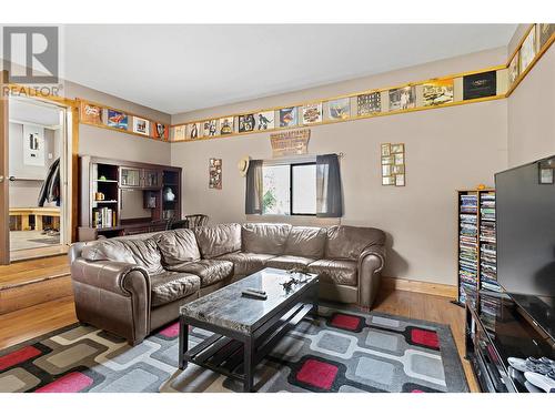 2909 Cedar Drive, Blind Bay, BC - Indoor Photo Showing Living Room