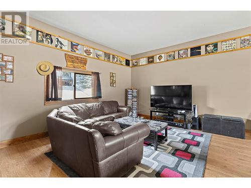 2909 Cedar Drive, Blind Bay, BC - Indoor Photo Showing Living Room