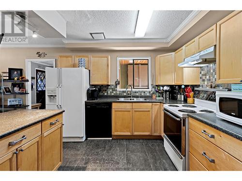 2909 Cedar Drive, Blind Bay, BC - Indoor Photo Showing Kitchen With Double Sink