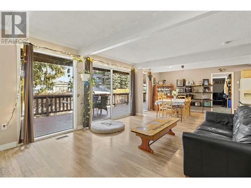 2909 Cedar Drive, Blind Bay, BC - Indoor Photo Showing Living Room