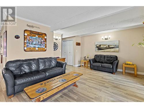 2909 Cedar Drive, Blind Bay, BC - Indoor Photo Showing Living Room