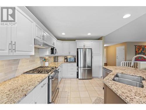 2325 Silver Place Unit# 20, Kelowna, BC - Indoor Photo Showing Kitchen With Double Sink With Upgraded Kitchen