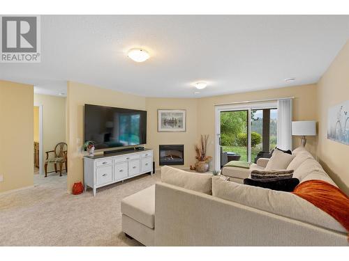 2325 Silver Place Unit# 20, Kelowna, BC - Indoor Photo Showing Living Room With Fireplace