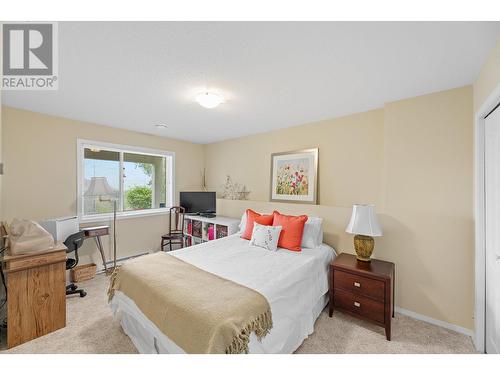 2325 Silver Place Unit# 20, Kelowna, BC - Indoor Photo Showing Bedroom