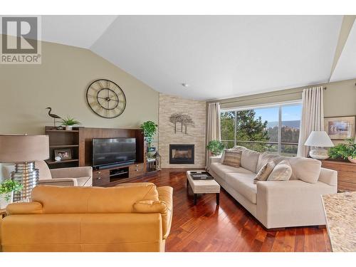 2325 Silver Place Unit# 20, Kelowna, BC - Indoor Photo Showing Living Room With Fireplace