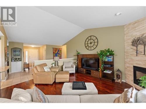 2325 Silver Place Unit# 20, Kelowna, BC - Indoor Photo Showing Living Room With Fireplace