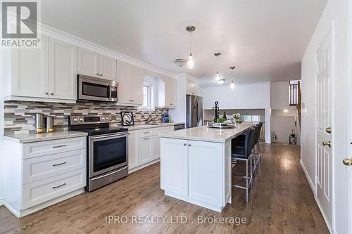 57 Bushford Street, Clarington (Courtice), ON - Indoor Photo Showing Kitchen With Upgraded Kitchen