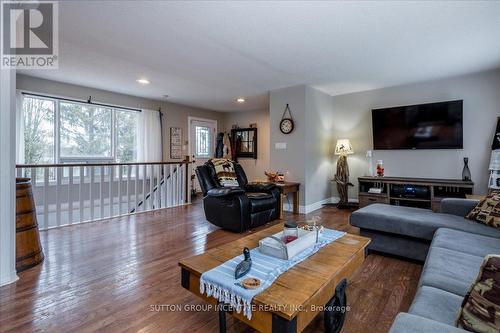 1043 Peter Street West Street W, Oro-Medonte, ON - Indoor Photo Showing Living Room