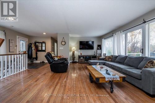 1043 Peter Street West Street W, Oro-Medonte, ON - Indoor Photo Showing Living Room