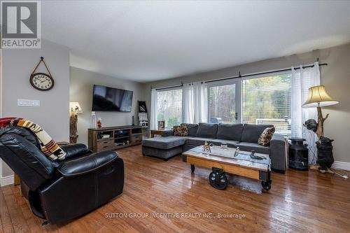 1043 Peter Street West Street W, Oro-Medonte, ON - Indoor Photo Showing Living Room