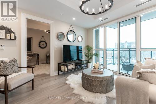 606 - 2060 Lakeshore Road, Burlington, ON - Indoor Photo Showing Living Room