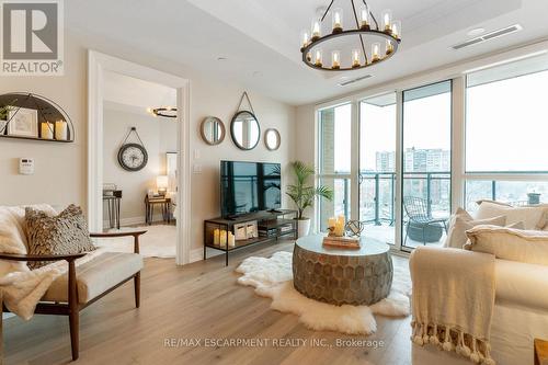 606 - 2060 Lakeshore Road, Burlington (Brant), ON - Indoor Photo Showing Living Room