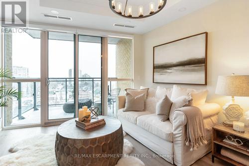 606 - 2060 Lakeshore Road, Burlington, ON - Indoor Photo Showing Living Room