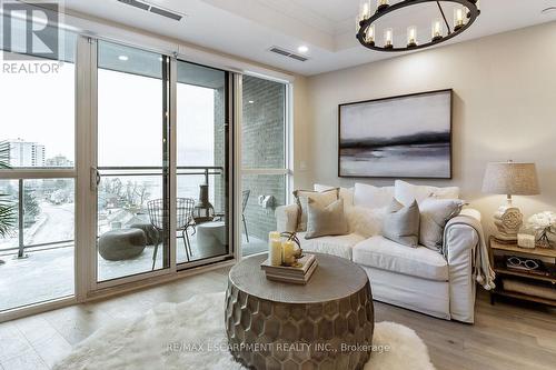 606 - 2060 Lakeshore Road, Burlington, ON - Indoor Photo Showing Living Room