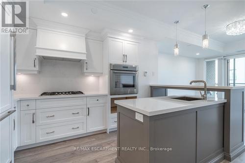 1602 - 2060 Lakeshore Road, Burlington, ON - Indoor Photo Showing Kitchen With Upgraded Kitchen