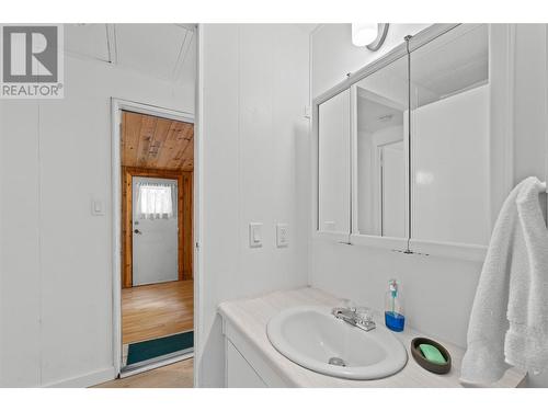 7558 Hudson Road, Salmon Arm, BC - Indoor Photo Showing Bathroom