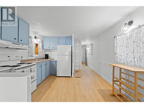 7558 Hudson Road, Salmon Arm, BC - Indoor Photo Showing Kitchen