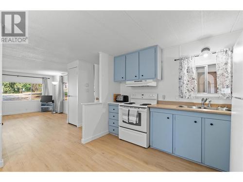 7558 Hudson Road, Salmon Arm, BC - Indoor Photo Showing Kitchen With Double Sink