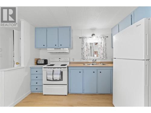 7558 Hudson Road, Salmon Arm, BC - Indoor Photo Showing Kitchen With Double Sink