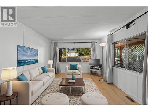 7558 Hudson Road, Salmon Arm, BC - Indoor Photo Showing Living Room