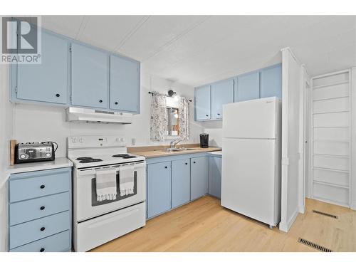 7558 Hudson Road, Salmon Arm, BC - Indoor Photo Showing Kitchen