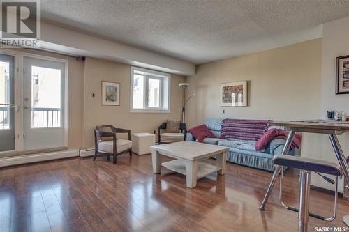 904 405 5Th Avenue N, Saskatoon, SK - Indoor Photo Showing Living Room