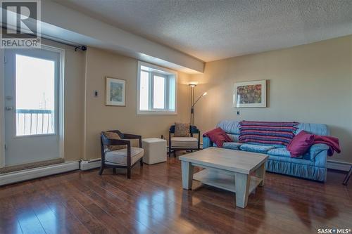 904 405 5Th Avenue N, Saskatoon, SK - Indoor Photo Showing Living Room