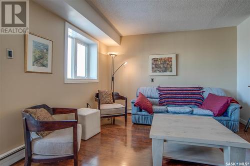 904 405 5Th Avenue N, Saskatoon, SK - Indoor Photo Showing Living Room