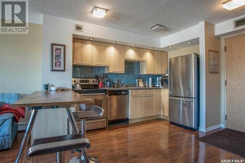 904 405 5Th Avenue N, Saskatoon, SK - Indoor Photo Showing Kitchen With Stainless Steel Kitchen